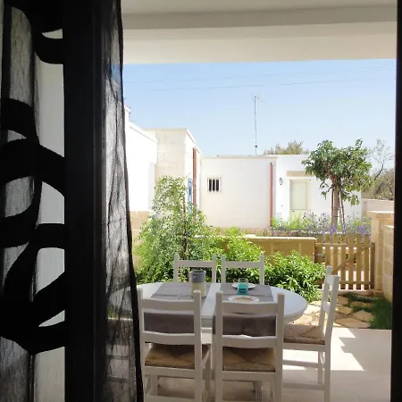 Cosy With Shared Pool In Galatone 35 M² דירה